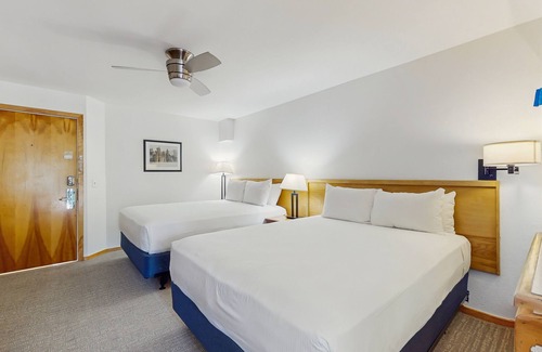 West End Cabina | Main St. studio - pool & hot tub - walk to lifts, dog-friendly, balcony