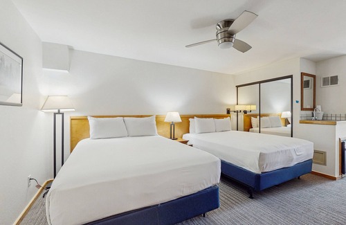 West End Cabina | Main St. studio - pool & hot tub - walk to lifts, dog-friendly, balcony