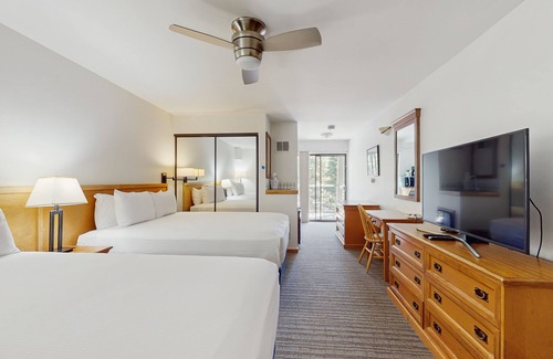 West End Cabina | Main St. studio - pool & hot tub - walk to lifts, dog-friendly, balcony