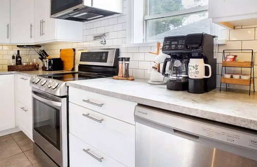 Port Dover Casa | Main Street Family Retreat, Walking Distance to Beach & Downtown. Pet Friendly!