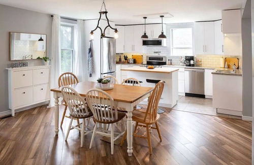 Port Dover Casa | Main Street Family Retreat, Walking Distance to Beach & Downtown. Pet Friendly!