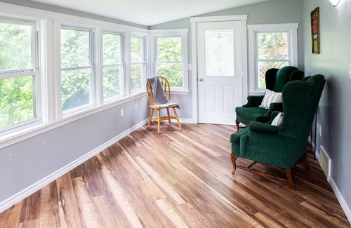Port Dover Casa | Main Street Family Retreat, Walking Distance to Beach & Downtown. Pet Friendly!