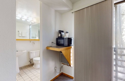 West End Cabina | Main Street gem - pool & hot tub - walk to lifts, dog-friendly, second floor