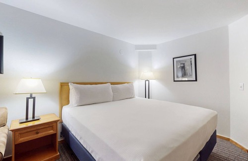 West End Cabina | Main Street gem - pool & hot tub - walk to lifts, dog-friendly, second floor