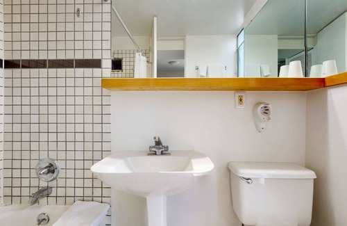 West End Cabina | Main Street gem - pool & hot tub - walk to lifts, dog-friendly, second floor