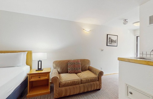 West End Cabina | Main Street gem - pool & hot tub - walk to lifts, dog-friendly, balcony