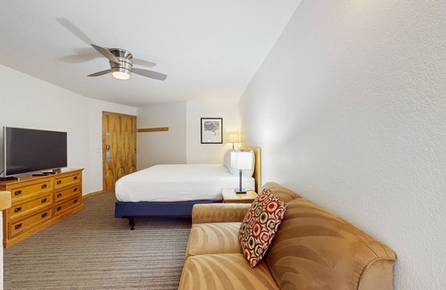 West End Cabina | Main Street gem - pool & hot tub - walk to lifts, dog-friendly, balcony