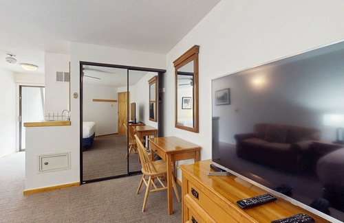 West End Cabina | Main Street gem - pool & hot tub - walk to lifts, dog-friendly, balcony