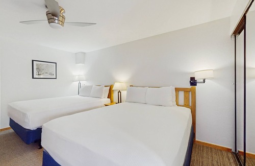 West End Cabina | Main Street gem - pool & hot tub - walk to lifts, dog-friendly, balcony