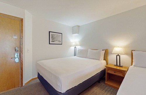 West End Cabina | Main Street gem - pool & hot tub - walk to lifts, dog-friendly, balcony