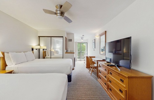 West End Cabina | Main Street gem - pool & hot tub - walk to lifts, dog-friendly, balcony