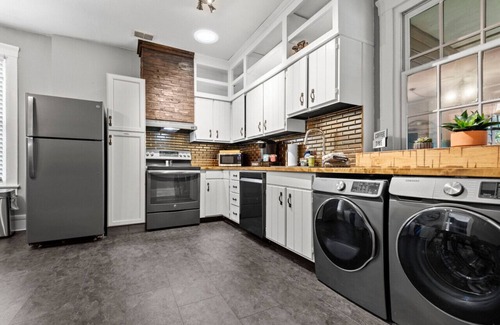 St. Charles Apartamento | Main Street Living! 2 Bedroom Unit right On Main!