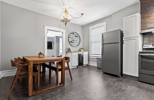 St. Charles Apartamento | Main Street Living! 2 Bedroom Unit right On Main!