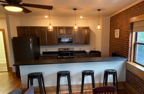 Waynesville Apartamento | Main Street Retreats 103 Brand New Downtown Apt 103
