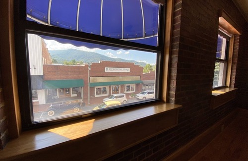 Waynesville Apartamento | Main Street Retreats 106 - 2 BR Downtown Apt. 106