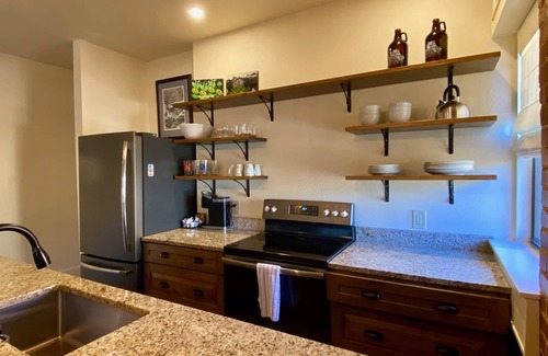 Waynesville Apartamento | Main Street Retreats 102 - Brand New Downtown Apt. 102