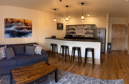 Waynesville Apartamento | Main Street Retreats 105 - Brand New Apt. 105