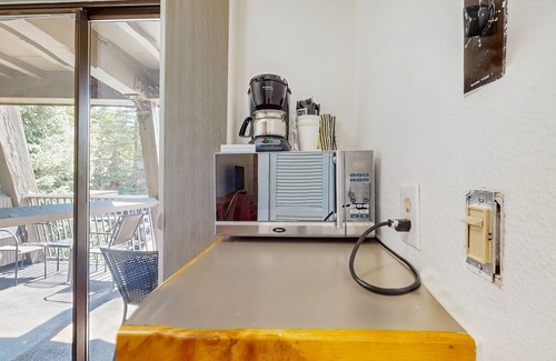 West End Apartamento | Main Street room - hot tub & pool - walk to lifts, dog-friendly, balcony