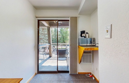 West End Apartamento | Main Street room - hot tub & pool - walk to lifts, dog-friendly, balcony