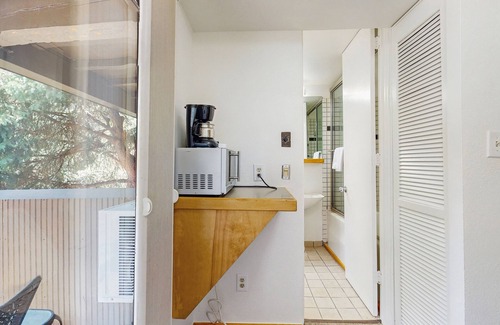 West End Apartamento | Main Street room - hot tub & pool - walk to lifts, dog-friendly, balcony