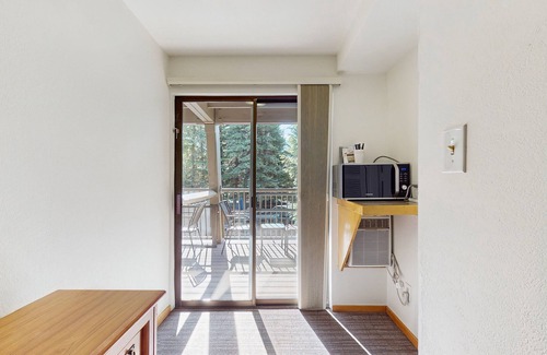 West End Cabina | Main Street room - pool & hot tub - walk to lifts, dog-friendly, balcony