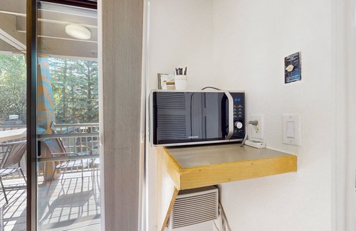 West End Cabina | Main Street room - pool & hot tub - walk to lifts, dog-friendly, balcony
