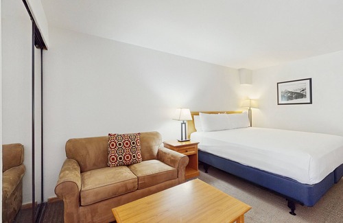 West End Cabina | Main Street room - pool & hot tub - walk to lifts, dog-friendly, balcony