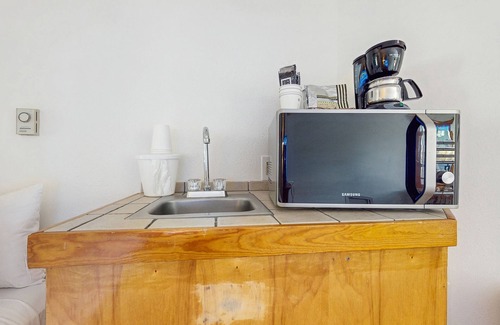 West End Cabina | Main Street room - pool & hot tub - walk to lifts, dog-friendly, top floor