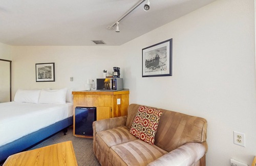 West End Cabina | Main Street room - pool & hot tub - walk to lifts, dog-friendly, top floor