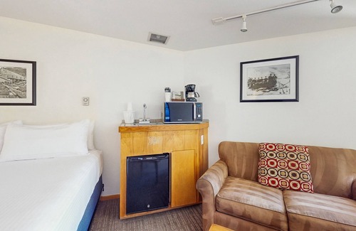 West End Cabina | Main Street room - pool & hot tub - walk to lifts, dog-friendly, top floor