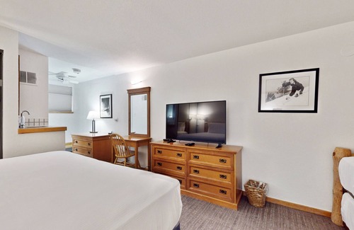 West End Cabina | Main Street stay - pool & hot tub - walk to lifts, dog-friendly, ground-floor