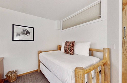 West End Cabina | Main Street stay - pool & hot tub - walk to lifts, dog-friendly, ground-floor
