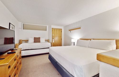 West End Cabina | Main Street stay - pool & hot tub - walk to lifts, dog-friendly, ground-floor