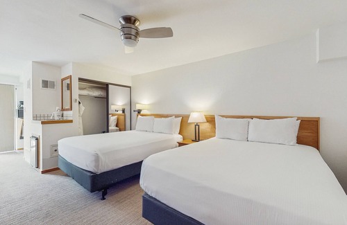 West End Cabina | Main Street stay - pool & hot tub - walk to lifts, dog-friendly, balcony