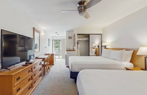 West End Cabina | Main Street stay - pool & hot tub - walk to lifts, dog-friendly, balcony