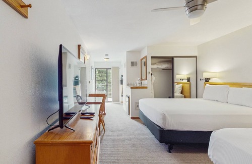 West End Cabina | Main Street stay - pool & hot tub - walk to lifts, dog-friendly, balcony