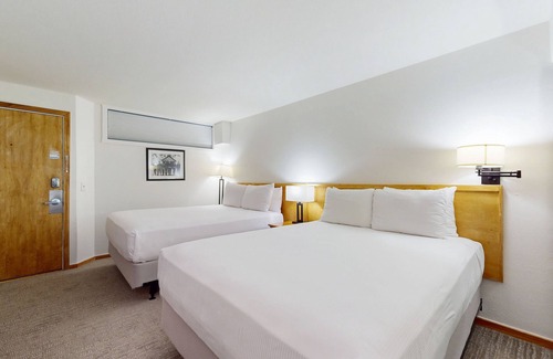 West End Cabina | Main Street studio - pool & hot tub - walk to lifts, dog-friendly, ground-floor