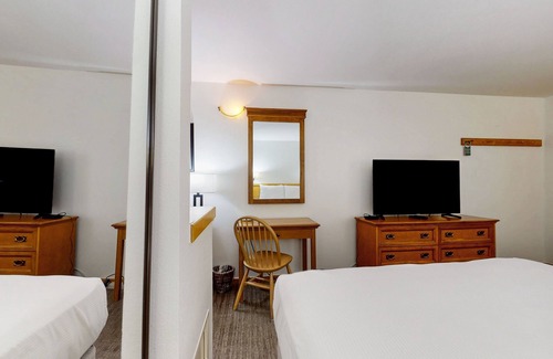West End Cabina | Main Street studio - pool & hot tub - walk to lifts, dog-friendly, ground-floor
