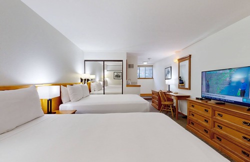 West End Cabina | Main Street studio - pool & hot tub - walk to lifts, dog-friendly, ground-floor