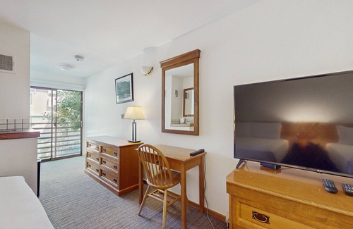 West End Cabina | Main Street studio - pool & hot tub - walk to lifts, dog-friendly, third floor