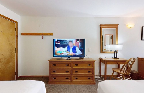 West End Cabina | Main Street studio - pool & hot tub - walk to lifts, dog-friendly, balcony