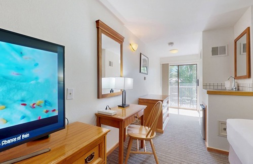 West End Cabina | Main Street studio - pool & hot tub - walk to lifts, dog-friendly, balcony