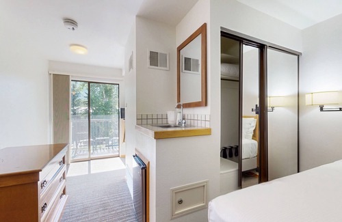 West End Cabina | Main Street studio - pool & hot tub - walk to lifts, dog-friendly, balcony