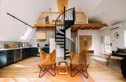Mid-Coast and Islands Cabina | Maine Frame: Cozy Retreat in the Freeport Woods