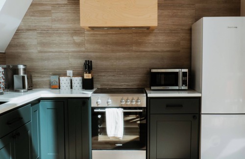Mid-Coast and Islands Cabina | Maine Frame: Cozy Retreat in the Freeport Woods