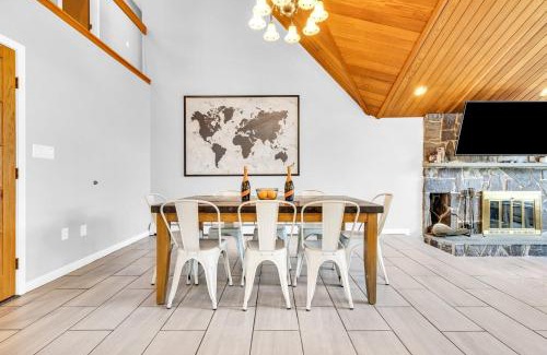 Sanford Casa | Maine Pondfront Home Sleeps 22 - Pool & Hot Tub
