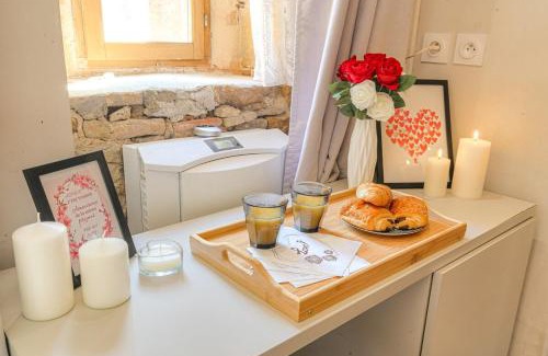 Collonges-au-Mont-d'Or Apartamento | Mairie - LB - Lyon 2 - Romantic ambience with whirlpool baths