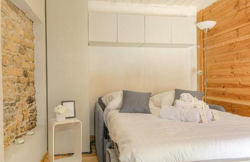 Collonges-au-Mont-d'Or Apartamento | Mairie - LB - Lyon 2 - Romantic ambience with whirlpool baths