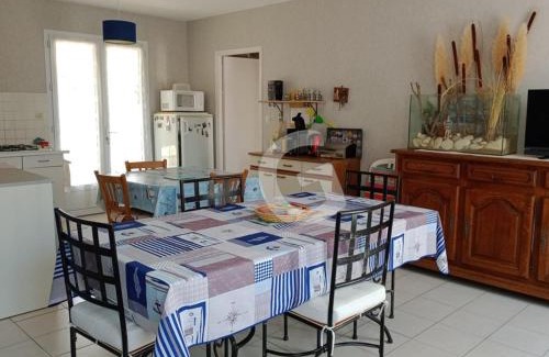 Longeville-sur-Mer Casa | Maison à 150m de la plage du Rocher, 4 pers, terrasse, garage, parking privé, à Longeville sur Mer - FR-1-357-321