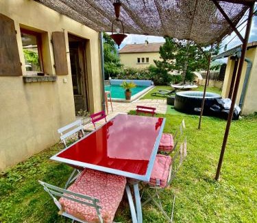 Alba-la-Romaine Casa | Maison 6p, 3ch, piscine, jacuzzi, cuisine d'été, jardin clos